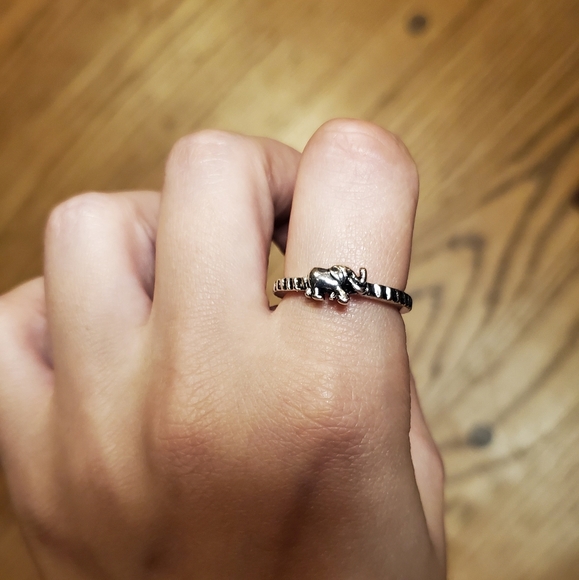 Silvertone Elephant Ring Size 8 - Picture 2 of 4
